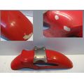 Radlauf vorne mit Halter, rot<br>Zustand: Gebraucht mit Mangel<br><br>Verwendbar fr: Honda VF 500 F II, Typ: PC12, Modelljahr: von 01/1984 bis 12/1987