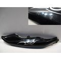 Sitzbankverkleidung rechts, schwarz<br>Zustand: Gebraucht mit Mangel<br><br>Verwendbar fr: Kawasaki ER-5 Twister, Typ: ER500A, Modelljahr: von 01/1997 bis 12/2000