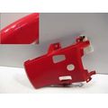 Sitzbankverkleidung Mitte hinten, rot<br>Zustand: Gebraucht mit Mangel<br><br>Verwendbar fr: Kawasaki ER-5 Twister, Typ: ER500A, Modelljahr: von 01/1997 bis 12/2000