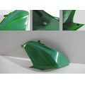 Tank-Verkleidung oben links, Candy Flat Blazed Green<br>Zustand: Gebraucht mit Mangel<br><br>Verwendbar fr: Kawasaki Z 800 e, Typ: ZR800C, Modelljahr: von 01/2013 bis 12/2016