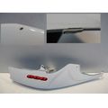 Sitzbankverkleidung rechts, wei<br>Zustand: Gebraucht mit Mangel<br><br>Verwendbar fr: Suzuki GSX-R 600, Typ: WVCE, Modelljahr: von 01/2006 bis 12/2007
