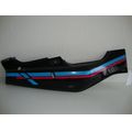 Sitzbankverkleidung rechts, schwarz/blau/lila<br>Zustand: Gebraucht mit Mangel<br><br>Verwendbar fr: Suzuki GSX-R 750 W, Typ: GR7BB, Modelljahr: von 01/1992 bis 12/1993