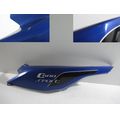 Sitzbankverkleidung links, Racing Blue Metallic Matt<br>Zustand: Gebraucht mit Mangel<br><br>Verwendbar fr: BMW C 600 Sport, Typ: C65 0131, Modelljahr: von 02/2011 bis 07/2015