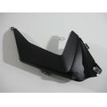Tank-Abdeckung unten rechts, mattschwarz<br>Zustand: Gebraucht ohne Mngel<br><br>Verwendbar fr: Aprilia SL 750 Shiver ABS, Typ: RA, Modelljahr: von 01/2010 bis 12/2016