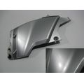Helmfach-Verkleidung links, silbern<br>Zustand: Gebraucht mit Mangel<br><br>Verwendbar fr: Aprilia NA 850 Mana, Typ: RC, Modelljahr: von 01/2007 bis 12/2012