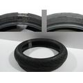 Vorderradreifen, rot<br>Zustand: Gebraucht ohne Mngel<br><br>Verwendbar fr: Aprilia RST 1000 Futura, Typ: PW, Modelljahr: von 01/2001 bis 12/2004