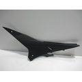 Sitzbankverkleidung vorne links / Seitendeckel links, schwarz<br>Zustand: Gebraucht ohne Mngel<br><br>Verwendbar fr: Aprilia RSV4 R APRC ABS, Typ: RK, Modelljahr: von 01/2013 bis 12/2014