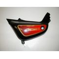 Seitendeckel links, schwarz/rot<br>Zustand: Gebraucht mit Mangel<br><br>Verwendbar fr: Hyosung GA 125 Cruise II, Typ: GA125, Modelljahr: von 01/1997 bis 12/2001