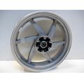Hinterradfelge (J17x4.50), silbern<br>Zustand: Gebraucht ohne Mngel<br><br>Verwendbar fr: Hyosung GT 650 Naked, Typ: GT650, Modelljahr: von 01/2004 bis 12/2007