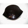 Scheibe auf Lenkerverkleidung vorne, schwarz<br>Zustand: Gebraucht mit Mangel<br><br>Verwendbar fr: Kymco Super 9 50 AC, Typ: S1, Modelljahr: von 01/2001 bis 12/2011
