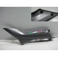 Seitendeckel links / Sitzbankverkleidung vorne links, grau<br>Zustand: Gebraucht mit Mangel<br><br>Verwendbar fr: MV Agusta Brutale 800, Typ: B3, Modelljahr: von 01/2013 bis 12/2015