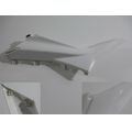 Seitendeckel rechts / Sitzbankverkleidung vorne rechts, wei<br>Zustand: Gebraucht mit Mangel<br><br>Verwendbar fr: MV Agusta Brutale 800, Typ: B3, Modelljahr: von 01/2013 bis 12/2015