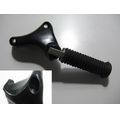 Furastenhalter hinten links, schwarz<br>Zustand: Gebraucht mit Mangel<br><br>Verwendbar fr: Harley-Davidson FFAAAO Sportster XL 883, Typ: XL2 X8F, Modelljahr: von 01/2007 bis 12/2010